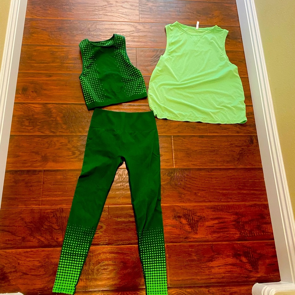 Fabletics sports bra in medium top in medium bottoms and small